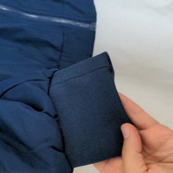 A men's jacket - Picture 2 of 4